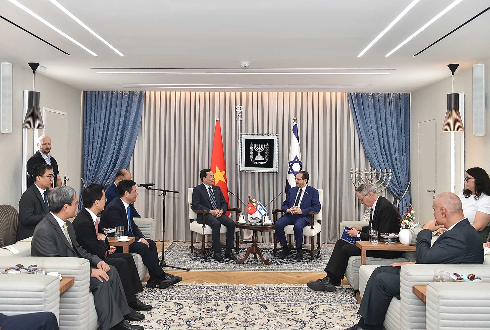 Phó Thủ tướng Trần Lưu Quang hội kiến Tổng thống Nhà nước Israel Isaac Herzog. (Nguồn: VGP) Phó Thủ tướng Trần Lưu Quang hội kiến Tổng thống Nhà nước Israel Isaac Herzog. (Nguồn: VGP)