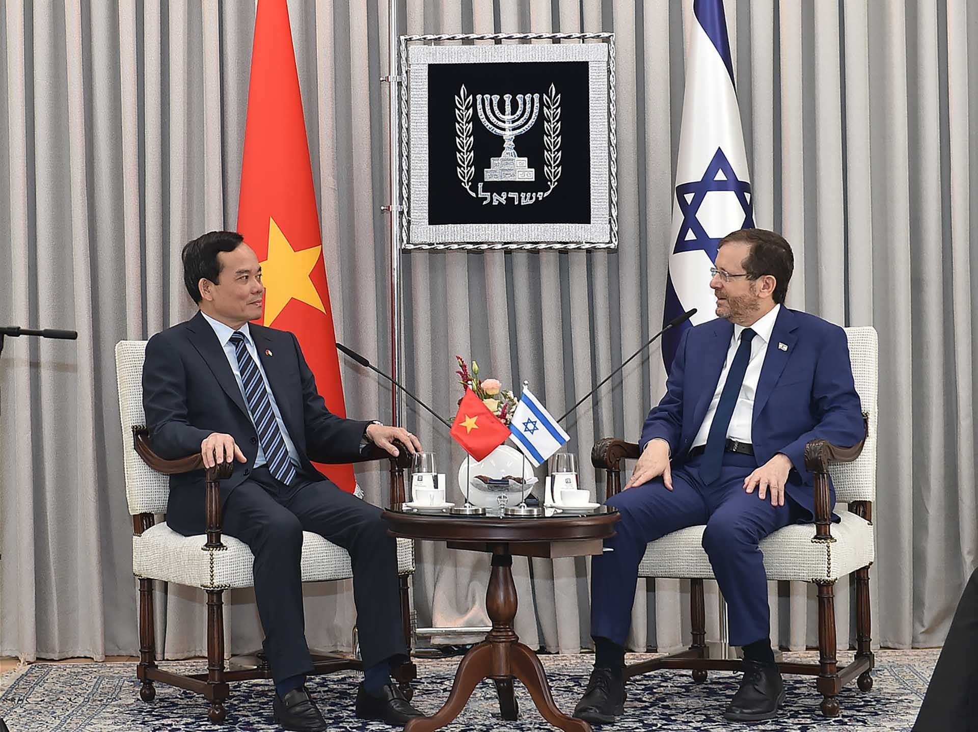 Phó Thủ tướng Trần Lưu Quang hội kiến Tổng thống Nhà nước Israel Isaac Herzog. (Nguồn: VGP) Phó Thủ tướng Trần Lưu Quang hội kiến Tổng thống Nhà nước Israel Isaac Herzog. (Nguồn: VGP)