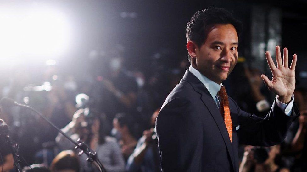  Lý do được đưa ra là để chờ Toà án Hiến pháp phán quyết việc Quốc hội trước đó đã từ chối cho ông Pita Limjaroenrat, ứng cử viên thủ tướng duy nhất của đảng Tiến bước (MFP) chiến thắng trong cuộc tổng tuyển cử vừa qua, được tái đề cử. (Nguồn: BBC)