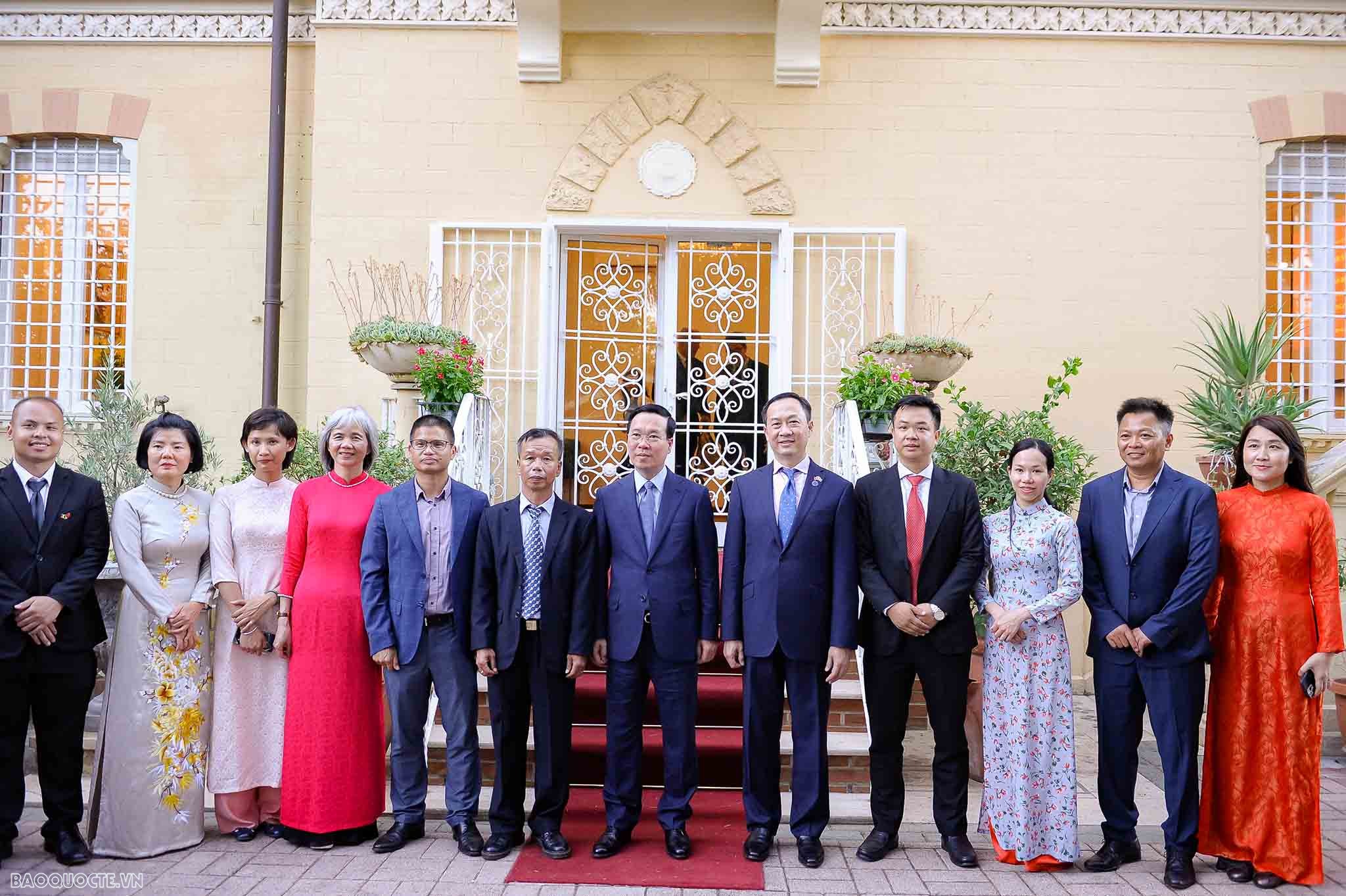 Tổ quốc như người Mẹ, luôn dõi theo, quan tâm và vui mừng khi những người con thành đạt Tổ quốc như người Mẹ, luôn dõi theo, quan tâm và vui mừng khi những người con thành đạt