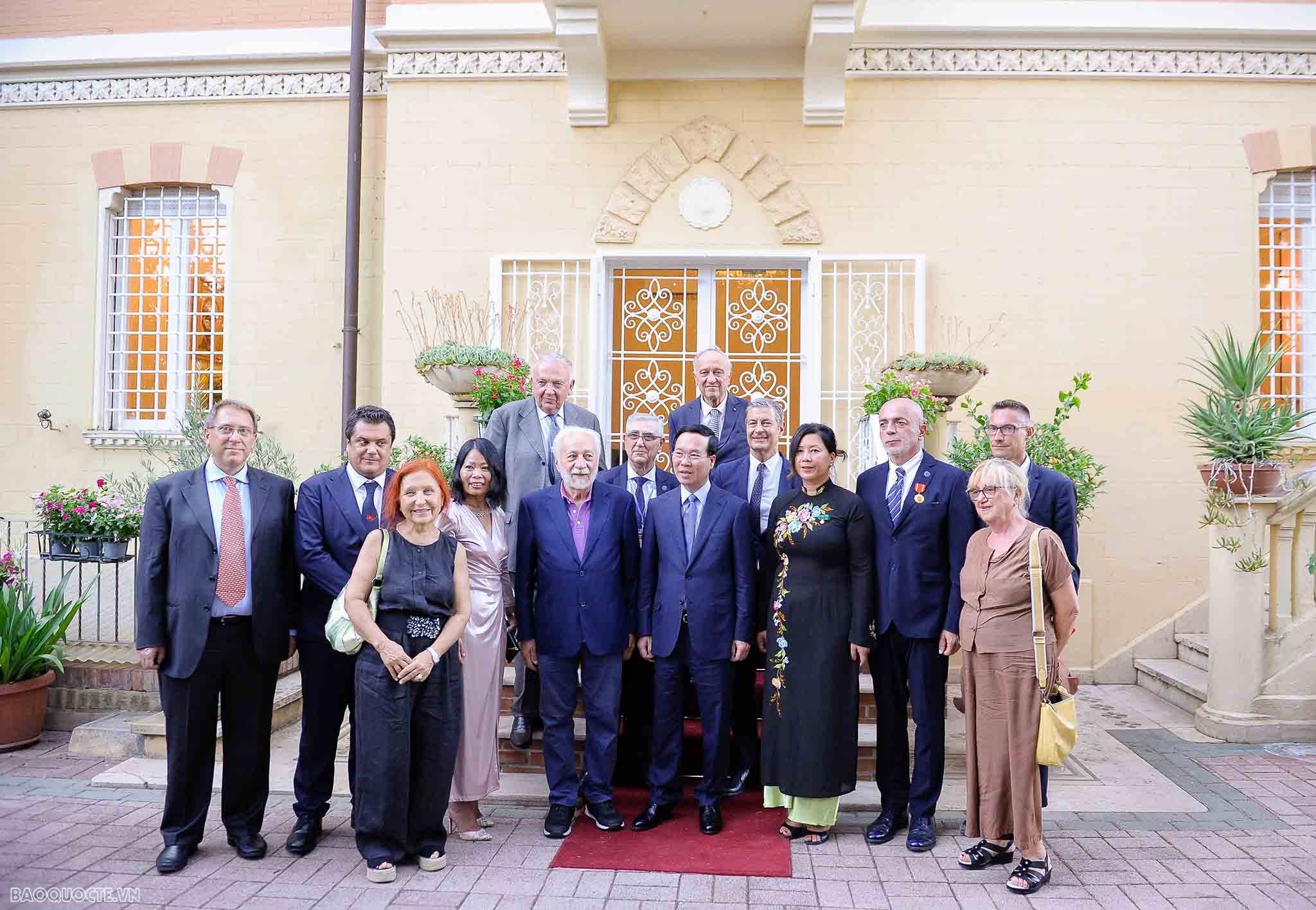 Tổ quốc như người Mẹ, luôn dõi theo, quan tâm và vui mừng khi những người con thành đạt Tổ quốc như người Mẹ, luôn dõi theo, quan tâm và vui mừng khi những người con thành đạt