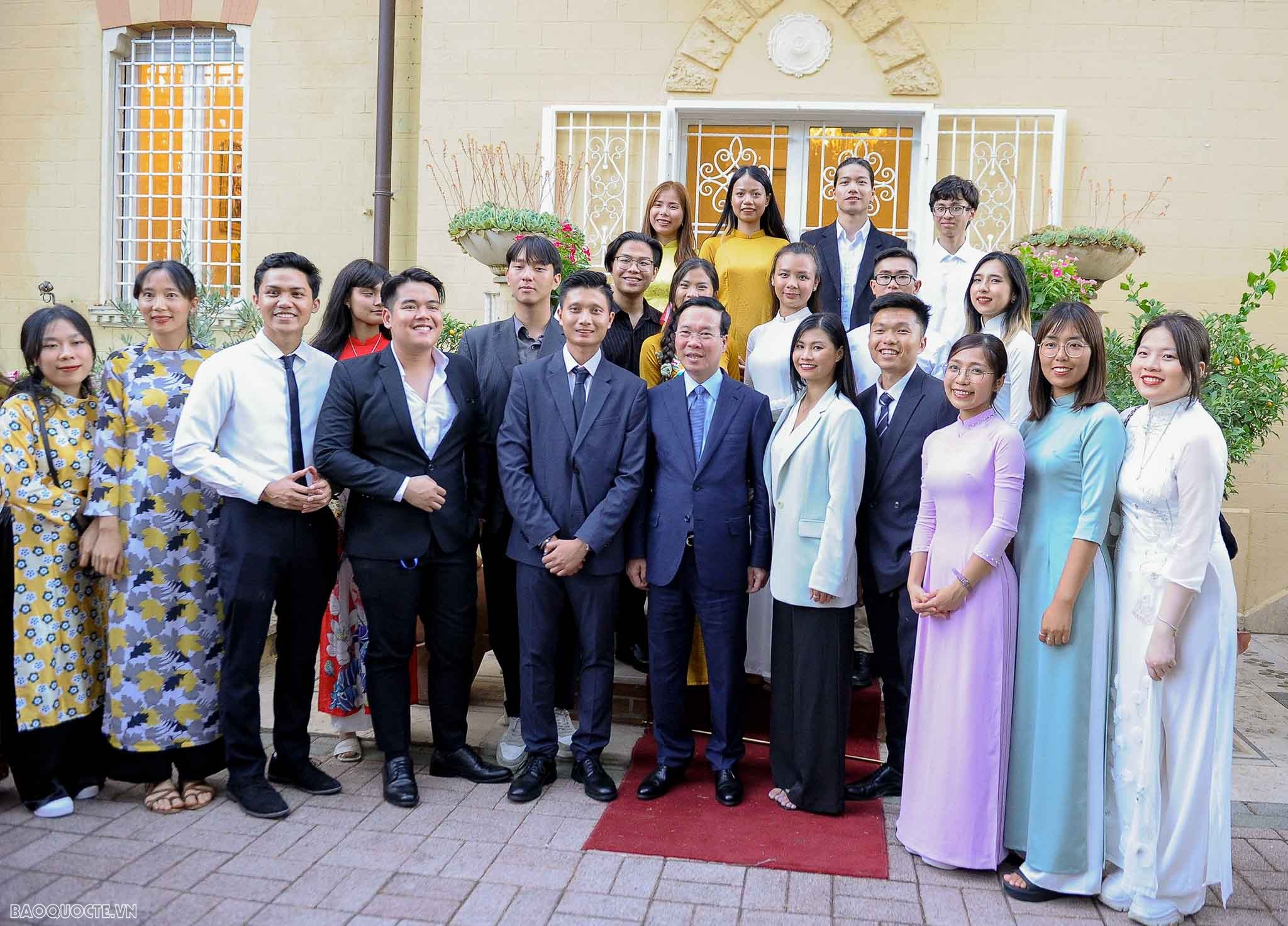 Tổ quốc như người Mẹ, luôn dõi theo, quan tâm và vui mừng khi những người con thành đạt Tổ quốc như người Mẹ, luôn dõi theo, quan tâm và vui mừng khi những người con thành đạt