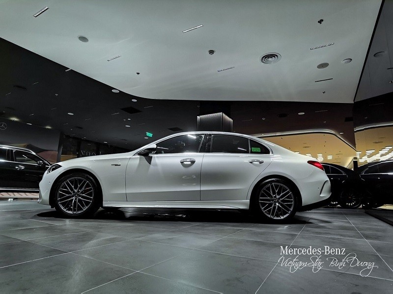 Cận cảnh Mercedes-AMG C43 4Matic tại đại lý, với giá bán 2,96 tỷ đồng