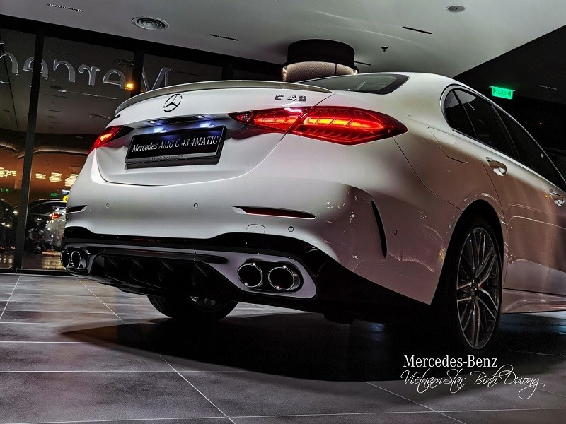 Cận cảnh Mercedes-AMG C43 4Matic tại đại lý, với giá bán 2,96 tỷ đồng