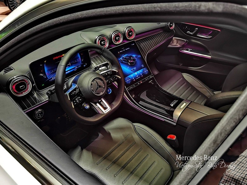 Cận cảnh Mercedes-AMG C43 4Matic tại đại lý, với giá bán 2,96 tỷ đồng