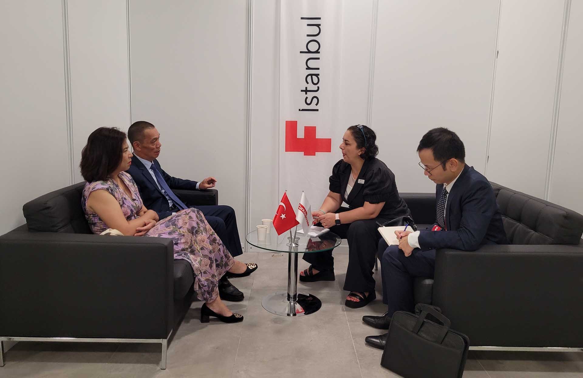 Đại sứ Đỗ Sơn Hải làm việc với ban điều hành F-Istanbul