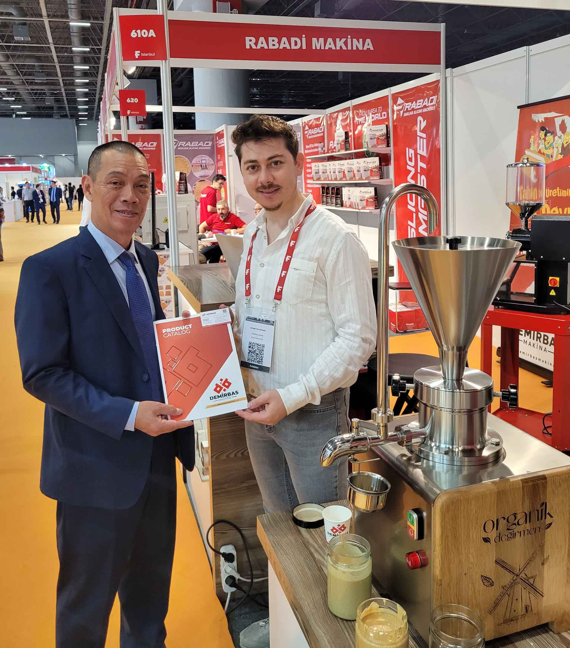 Đại sứ Đỗ Sơn Hải thăm các gian hàng tại sự kiện.