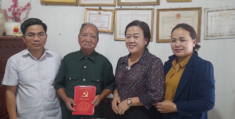 Lãnh đạo tỉnh Kon Tum thăm anh hùng A Xâu, ngày 25/7/2023. (Ảnh: Nguyễn Văn Chiến)