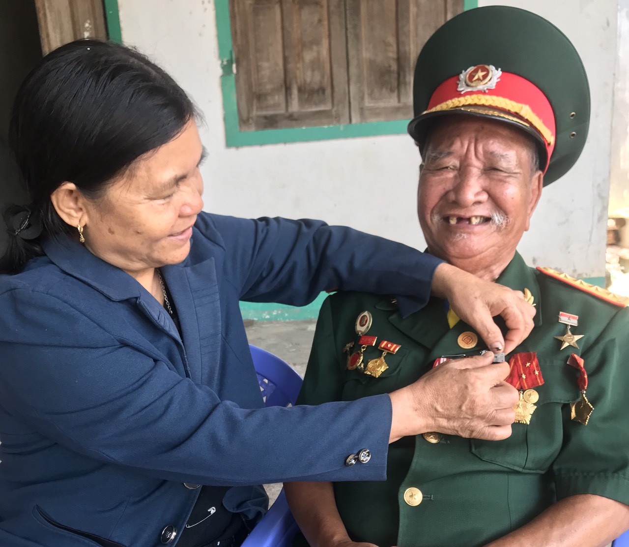 Vợ chồng anh hùng A Xâu. (Ảnh: Nguyễn Văn Chiến)