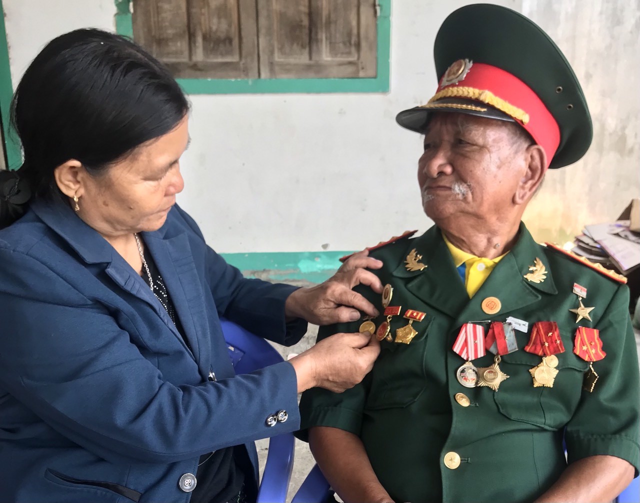 Vợ chồng anh hùng A Xâu. (Ảnh: Nguyễn Văn Chiến)