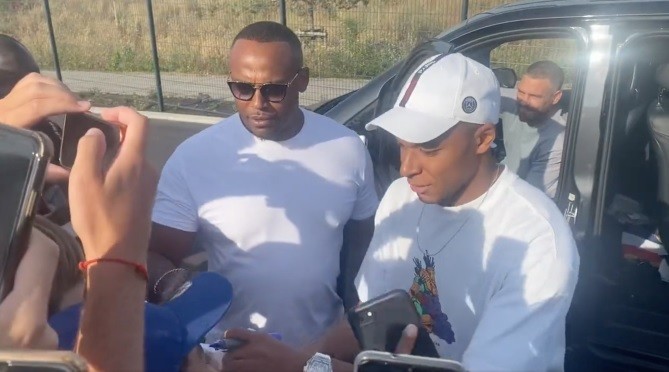 Kylian Mbappe (đội mũ) giao lưu với người hâm mộ. (Nguồn: AFP)