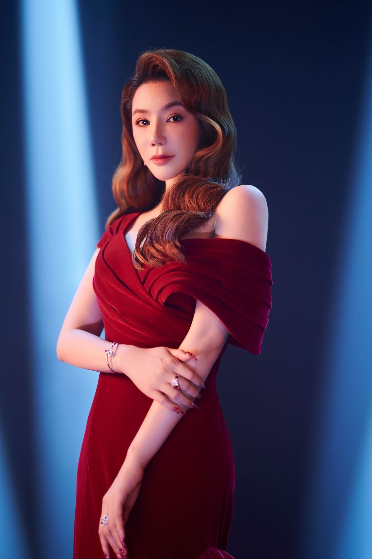 Khi hợp tác với stylist Lê Minh Ngọc, nữ ca sĩ có sự thay đổi rõ rệt về phong cách. Trước đây, phong cách của Hồ Quỳnh Hương thường gắn với những mẫu đầm dạ hội cầu kỳ. 