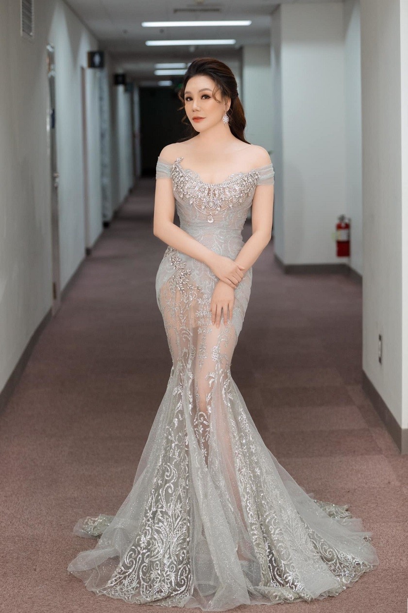 Ca sĩ Hồ Quỳnh Hương xinh đẹp cùng những mẫu đầm dạ hội cầu kỳ