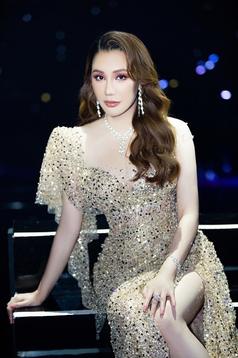 Nữ ca sĩ tạo vẻ quyến rũ cùng mẫu đầm dạ hội tinh xảo, phối cùng loạt trang sức cầu kỳ. Hồ Quỳnh Hương cho biết, trong thời gian ít hoạt động, cô ăn chay và thiền định, buông bỏ được những giá trị vật chất, không còn quan tâm đến những chiếc nhẫn kim cương hay những món đồ hàng hiệu.