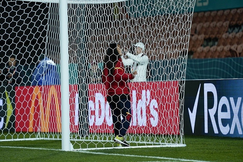 Huỳnh Như đi vòng quanh khung thành để kiểm tra, cảm nhận không gian cho những cú dứt điểm. Tiền đạo sinh năm 1991 cho biết cô khát khao ghi bàn ở trận đấu này. (Ảnh: Nguyễn Ngũ) Huỳnh Như đi vòng quanh khung thành để kiểm tra, cảm nhận không gian cho những cú dứt điểm. Tiền đạo sinh năm 1991 cho biết cô khát khao ghi bàn ở trận đấu này. (Ảnh: Nguyễn Ngũ)