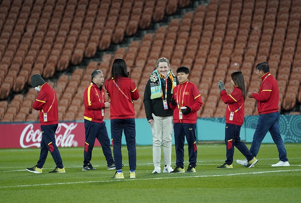 Tuyển nữ Việt Nam tranh thủ chụp ảnh check-in SVĐ Waikato. (Ảnh: Nguyễn Ngũ) Tuyển nữ Việt Nam tranh thủ chụp ảnh check-in SVĐ Waikato. (Ảnh: Nguyễn Ngũ)