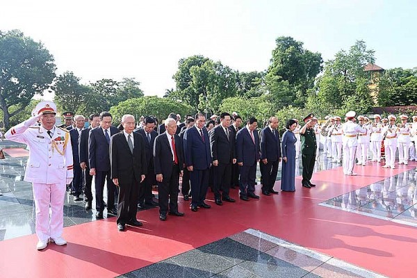 Lãnh đạo Đảng, Nhà nước tưởng niệm các Anh hùng liệt sỹ và vào Lăng viếng Chủ tịch Hồ Chí Minh