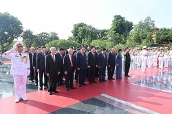 Lãnh đạo Đảng, Nhà nước tưởng niệm các Anh hùng liệt sỹ và vào Lăng viếng Chủ tịch Hồ Chí Minh