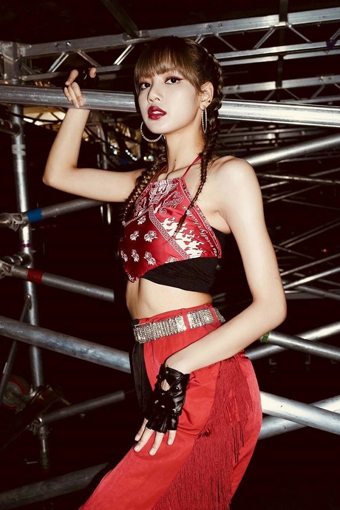 Kiểu tóc tết hai bên lọn nhỏ lại mang đến hình ảnh cá tính, thời thượng cho Lisa.