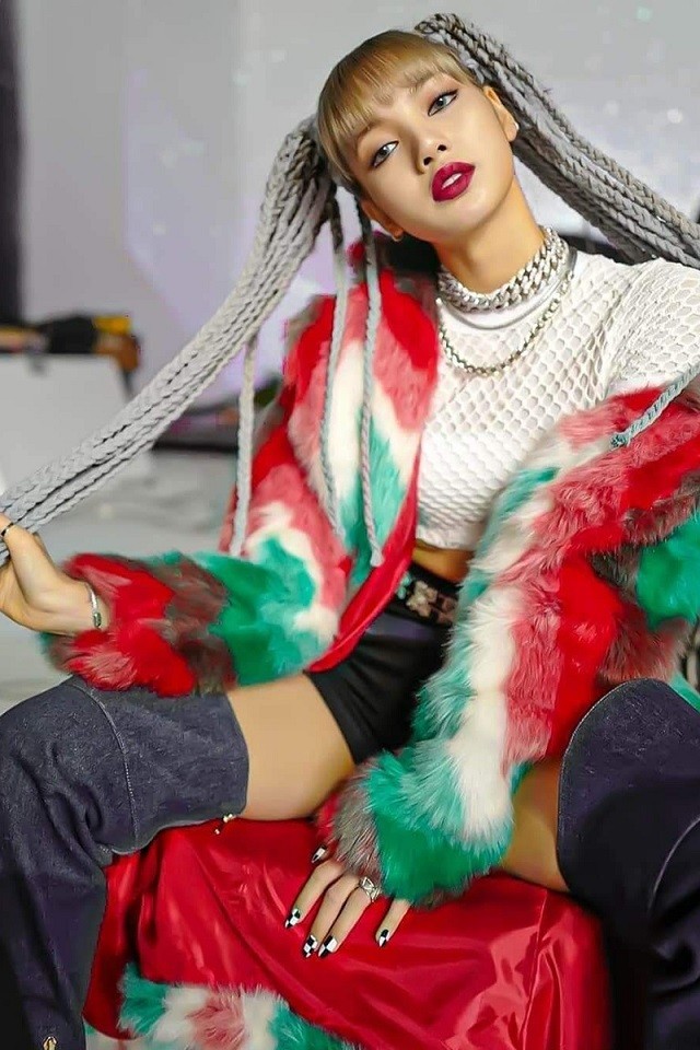 Kiểu tóc tết dây thừng giúp Lisa làm mới hình ảnh.