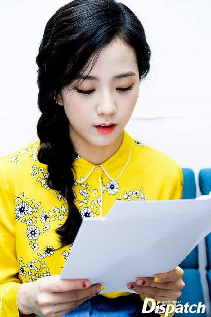  Jisoo hướng đến hình ảnh trong sáng, ngọt ngào nên cô thường chọn kiểu tóc tết đuôi sam lệch bên.