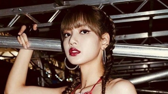 Bốn cô gái nhóm nhạc BlackPink dịu dàng, nữ tính cùng các kiểu tóc tết