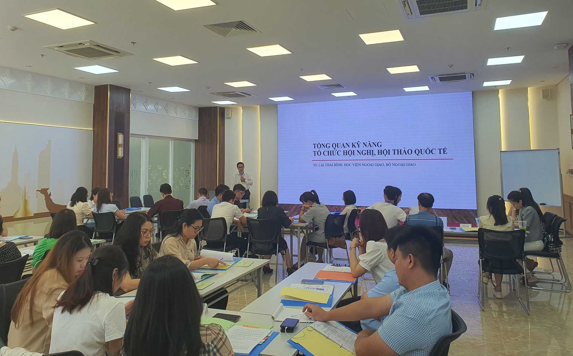 TS. Lại Thái Bình, Phó Viện trưởng Viện Biển Đông giảng bài cho khóa bồi dưỡng. TS. Lại Thái Bình, Phó Viện trưởng Viện Biển Đông giảng bài cho khóa bồi dưỡng.