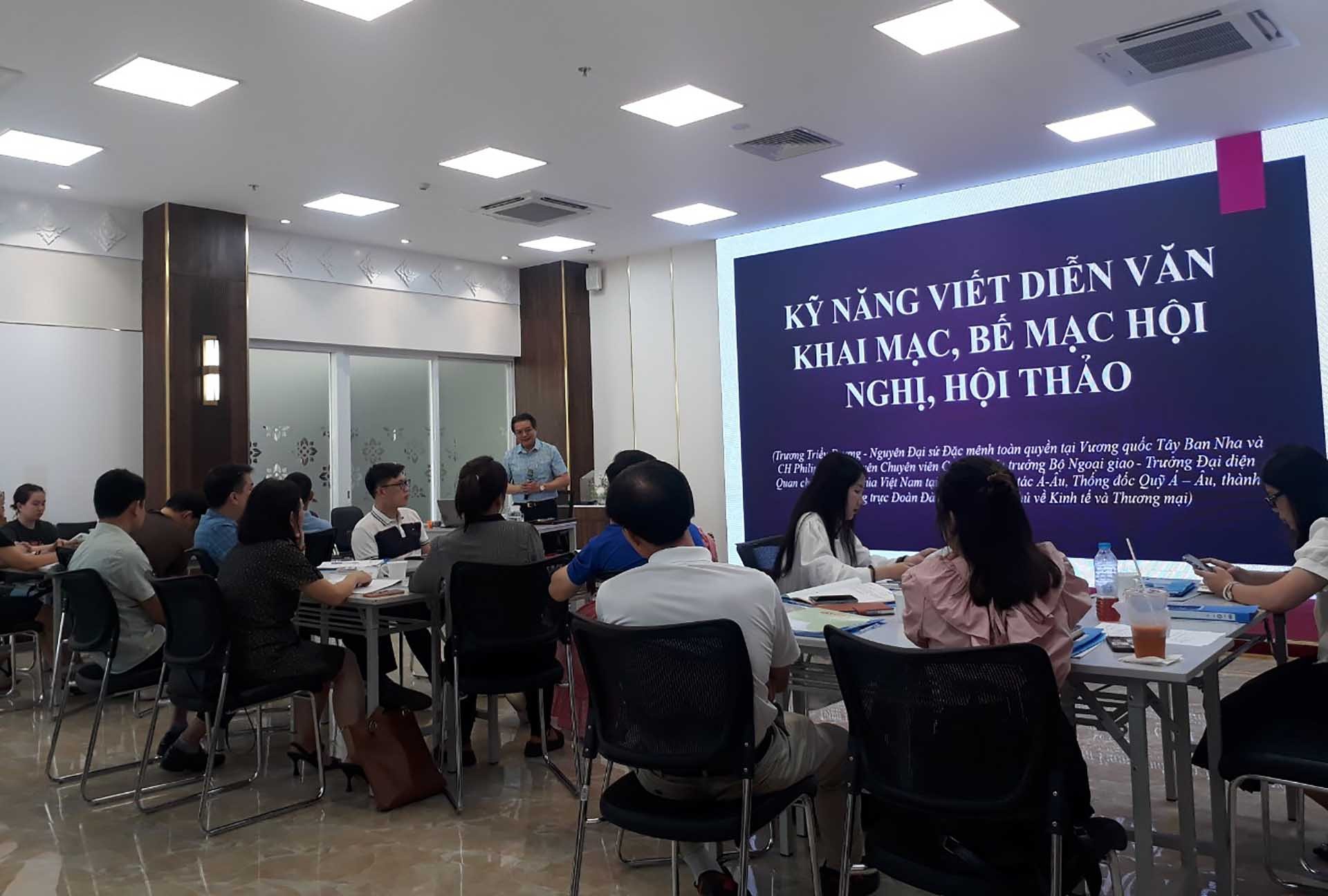 Đại sứ Trương Triều Dương, nguyên Đại sứ Việt Nam tại Tây Ban Nha, Cộng hòa Philipines giảng bài cho khóa bồi dưỡng. Đại sứ Trương Triều Dương, nguyên Đại sứ Việt Nam tại Tây Ban Nha, Cộng hòa Philipines giảng bài cho khóa bồi dưỡng.