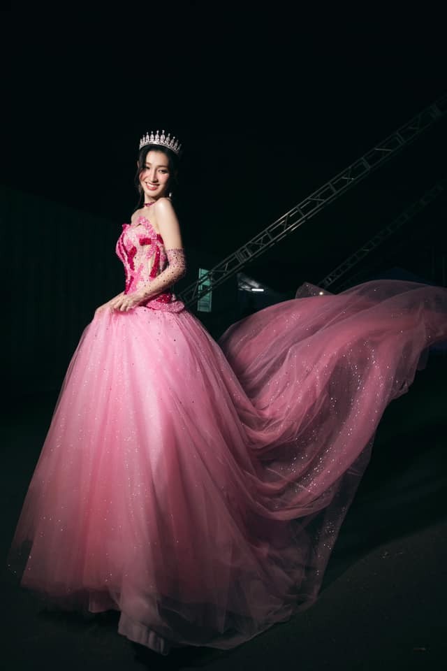 Phương Nhi lộng lẫy như nữ hoàng