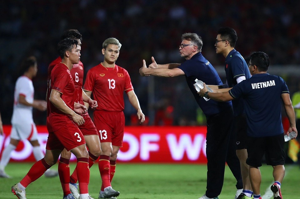HLV Philippe Troussier và các học trò đội tuyển Việt Nam. (Nguồn: VFF)