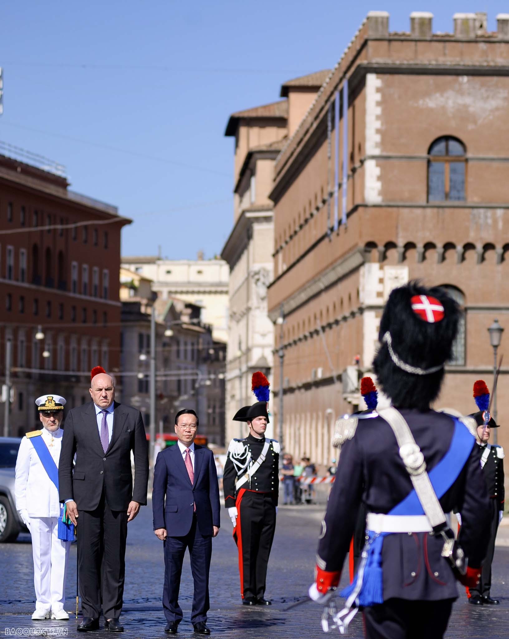 Hình ảnh Chủ tịch nước và phu nhân đặt vòng hoa tại Đài Tổ quốc Chủ tịch nước và phu nhân đặt vòng hoa tại Đài Tổ quốc
