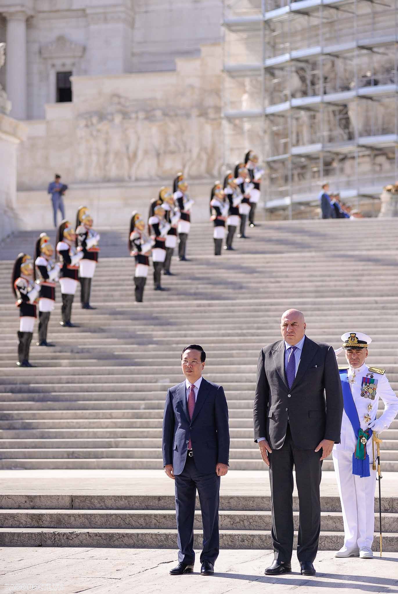 Hình ảnh Chủ tịch nước và phu nhân đặt vòng hoa tại Đài Tổ quốc Chủ tịch nước và phu nhân đặt vòng hoa tại Đài Tổ quốc