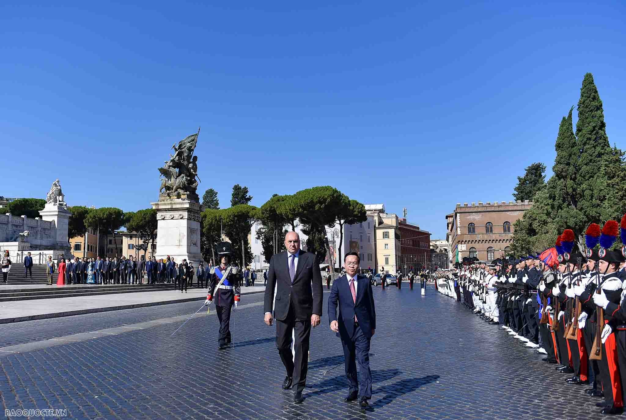 Hình ảnh Chủ tịch nước và phu nhân đặt vòng hoa tại Đài Tổ quốc Chủ tịch nước và phu nhân đặt vòng hoa tại Đài Tổ quốc
