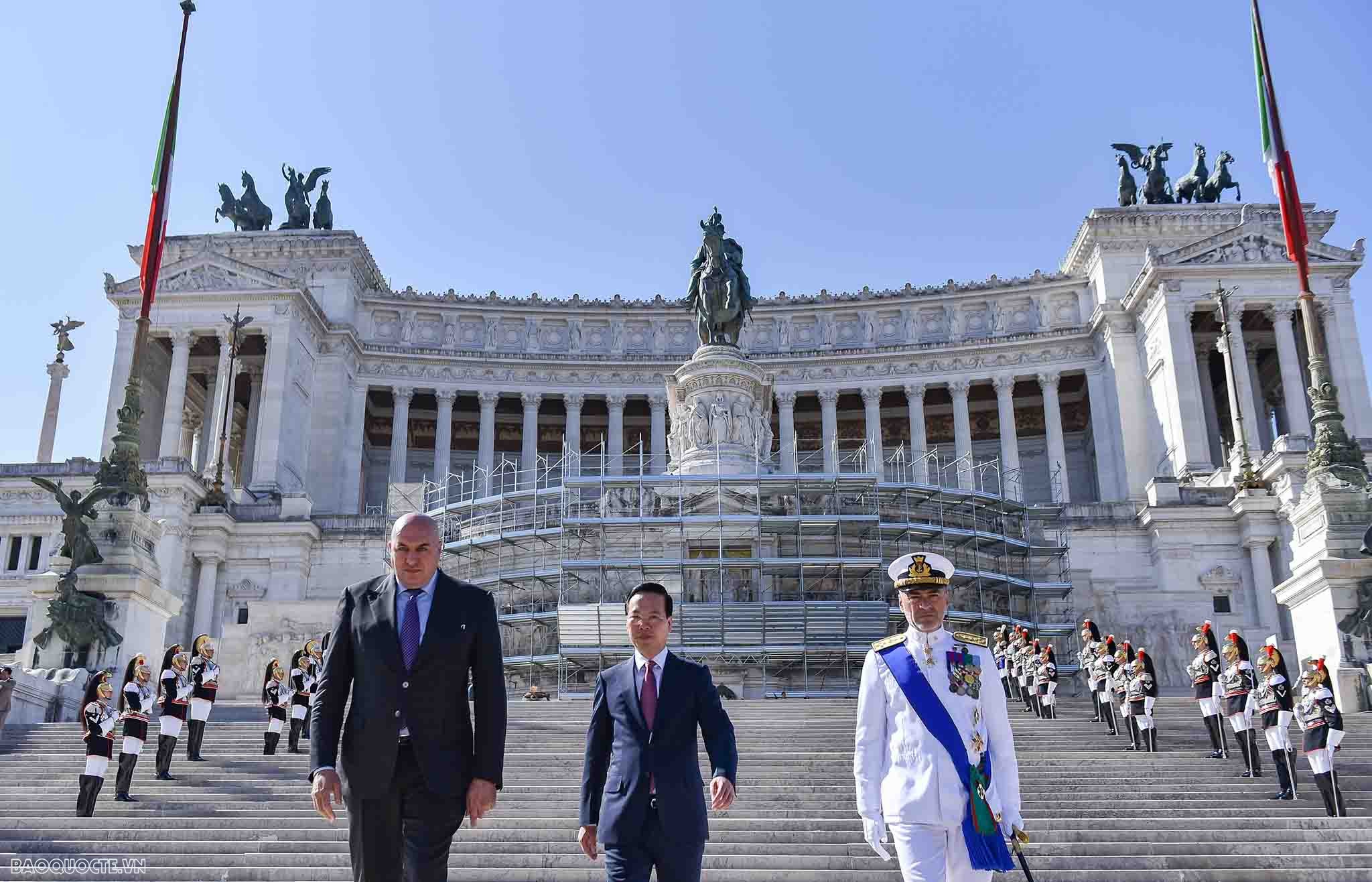 Hình ảnh Chủ tịch nước và phu nhân đặt vòng hoa tại Đài Tổ quốc Chủ tịch nước và phu nhân đặt vòng hoa tại Đài Tổ quốc