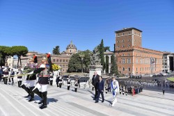 Hình ảnh Chủ tịch nước và phu nhân đặt vòng hoa tại Đài Tổ quốc Italy