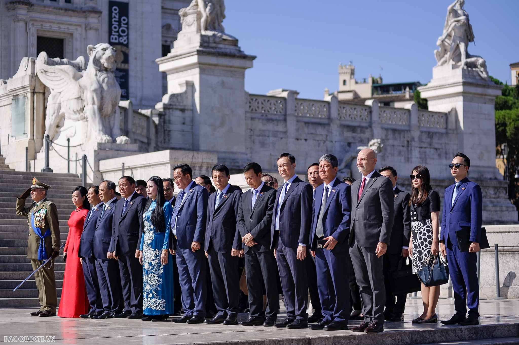 Chủ tịch nước và phu nhân đặt vòng hoa tại Đài Tổ quốc Chủ tịch nước và phu nhân đặt vòng hoa tại Đài Tổ quốc