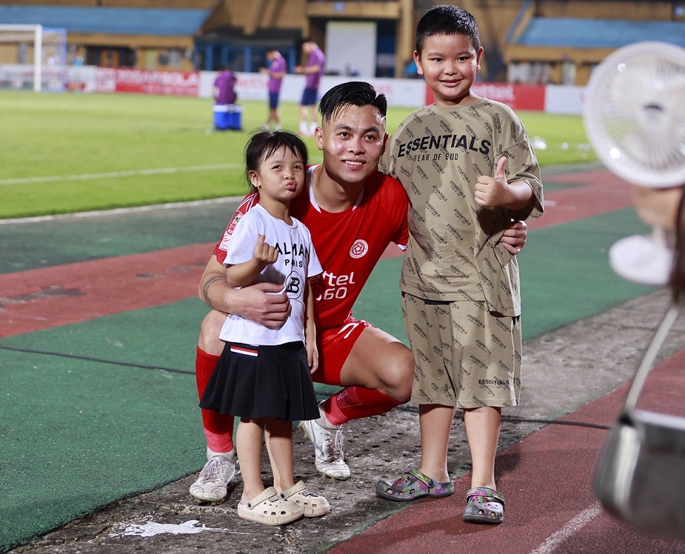 Tiền vệ Đức Chiến chụp ảnh cùng con gái và em vợ Bùi Tiến Dũng.