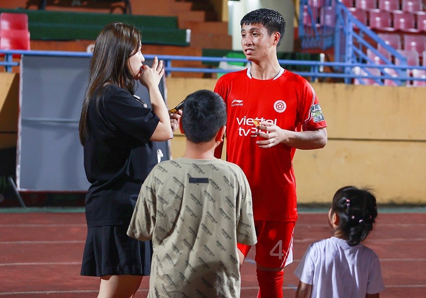 Khánh Linh đưa con gái lớn Sushi và em trai xuống sân chúc mừng Bùi Tiến Dũng sau khi Viettel đánh bại Hà Tĩnh với tỷ số 4-0 ở vòng 3 giai đoạn hai V-League 2023. Vợ chồng trung vệ gốc Hà Tĩnh có những cử chỉ tình tứ trước ống kính phóng viên. 