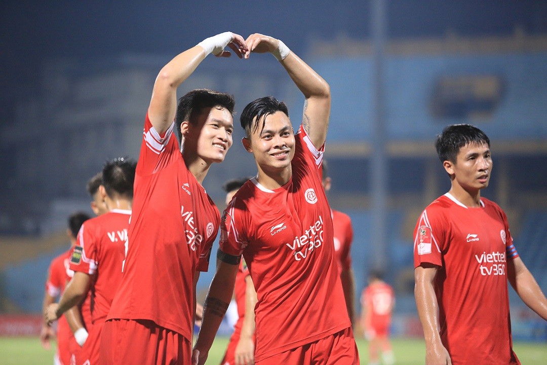 Đức Chiến và Hoàng Đức cùng nhau tạo hình trái tim mừng bàn thắng. Chiến thắng này giúp Viettel có 28 điểm, thu hẹp khoảng cách với đội đầu bảng Thanh Hóa xuống còn một điểm.