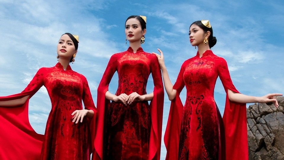 Hoa hậu Ý Nhi và hai Á hậu sang trọng, đài các trước biển Quy Nhơn cùng bộ sưu tập áo dài mới