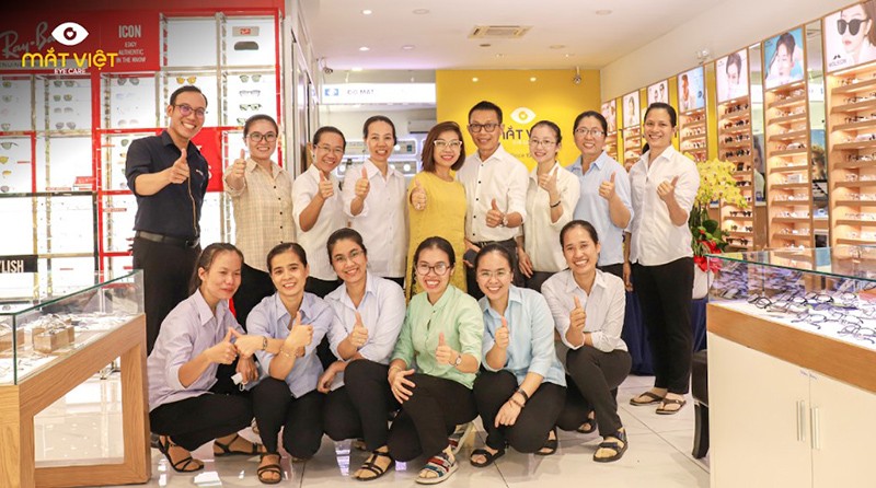 Anh Trương Minh Thành & Chị Trần Vũ Phương Hà (đứng thứ 4 từ phải qua) – CEO & COO của Mắt Việt trong buổi đo khám thị lực & tặng kính miễn phí cho các Quý Soeur Dòng Nữ Đa Minh Rosa Lima tại cửa hàng Mắt Việt Sala, Tp. Thủ Đức