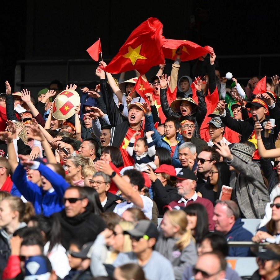 Hình ảnh những lá cờ đỏ sao vàng tung bay trên khán đài sân Eden Park, Auckland (New Zealand) hôm 22/7 mang đến niềm tự hào dân tộc. 