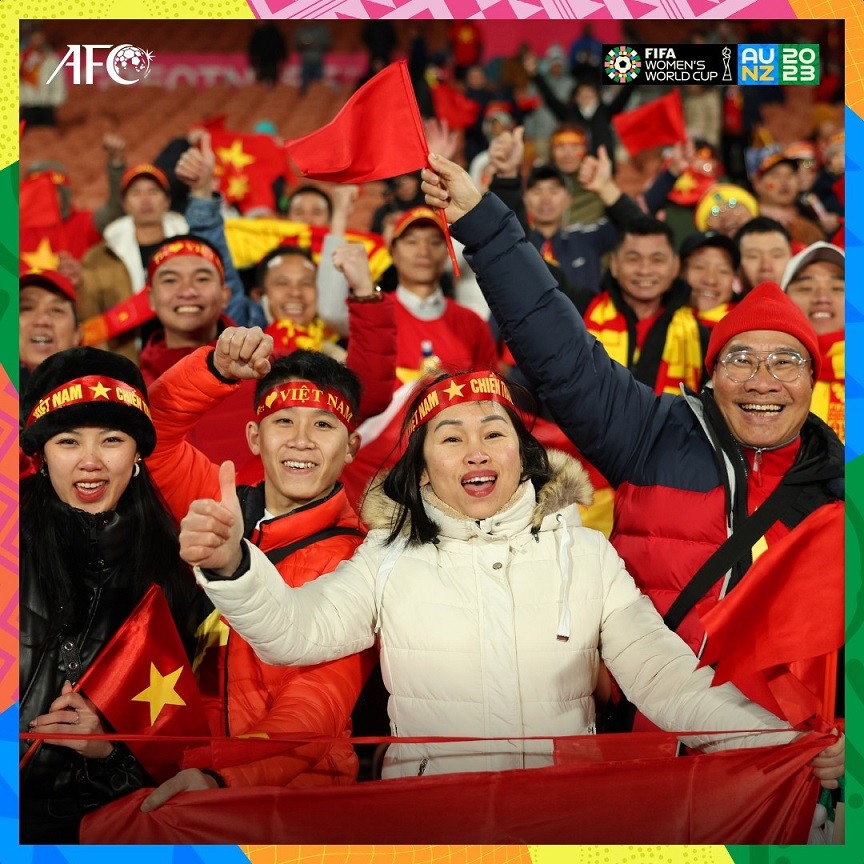 Cổ vũ thầy trò HLV Mai Đức Chung thi đấu, CĐV Việt Nam 'đỏ rực' trên các khán đài World Cup nữ 2023