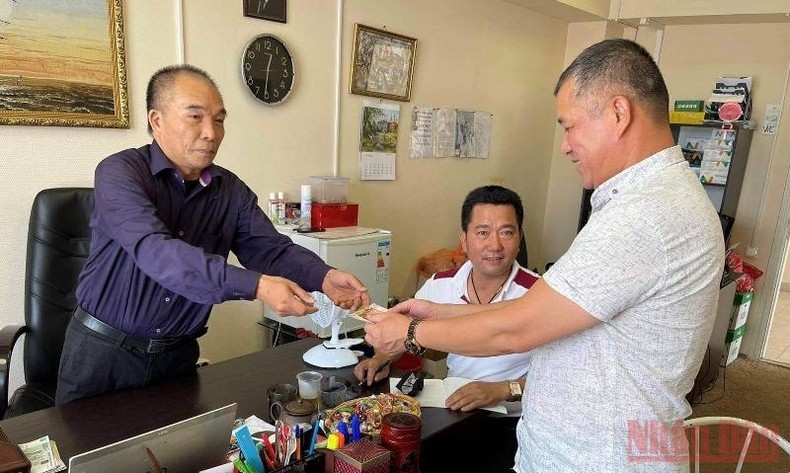 Bà con cộng đồng người Việt tại Pyatigorsk quyên góp hỗ trợ đồng bào miền nam Việt Nam. (Ảnh: Quế Anh)