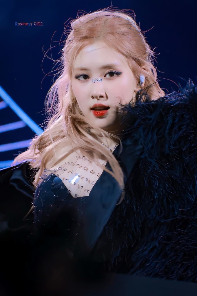 Rosé, tên thật là Roseanne Park hay Park Chae-young, sinh năm 1997 tại New Zealand và lớn lên ở Melbourne (Australia). Cô về nước và ký hợp đồng với YG Entertainment năm 2012. Nữ ca sĩ là một trong 4 thành viên của nhóm nhạc nữ đình đám BlackPink, cùng với Jennie, Lisa và Jisoo. Hiện, BlackPink là một trong những nhóm nhạc nổi tiếng nhất ở Hàn Quốc, có lượng fan đông đảo khắp thế giới. Theo dự kiến, nhóm biểu diễn tại sân vận động Mỹ Đình (Hà Nội) vào ngày 29 và 30/7. 