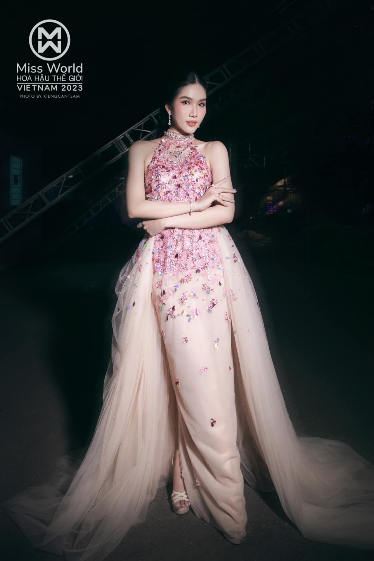 Á hậu Phương Anh khoe vóc dáng nuột nà, hút mắt