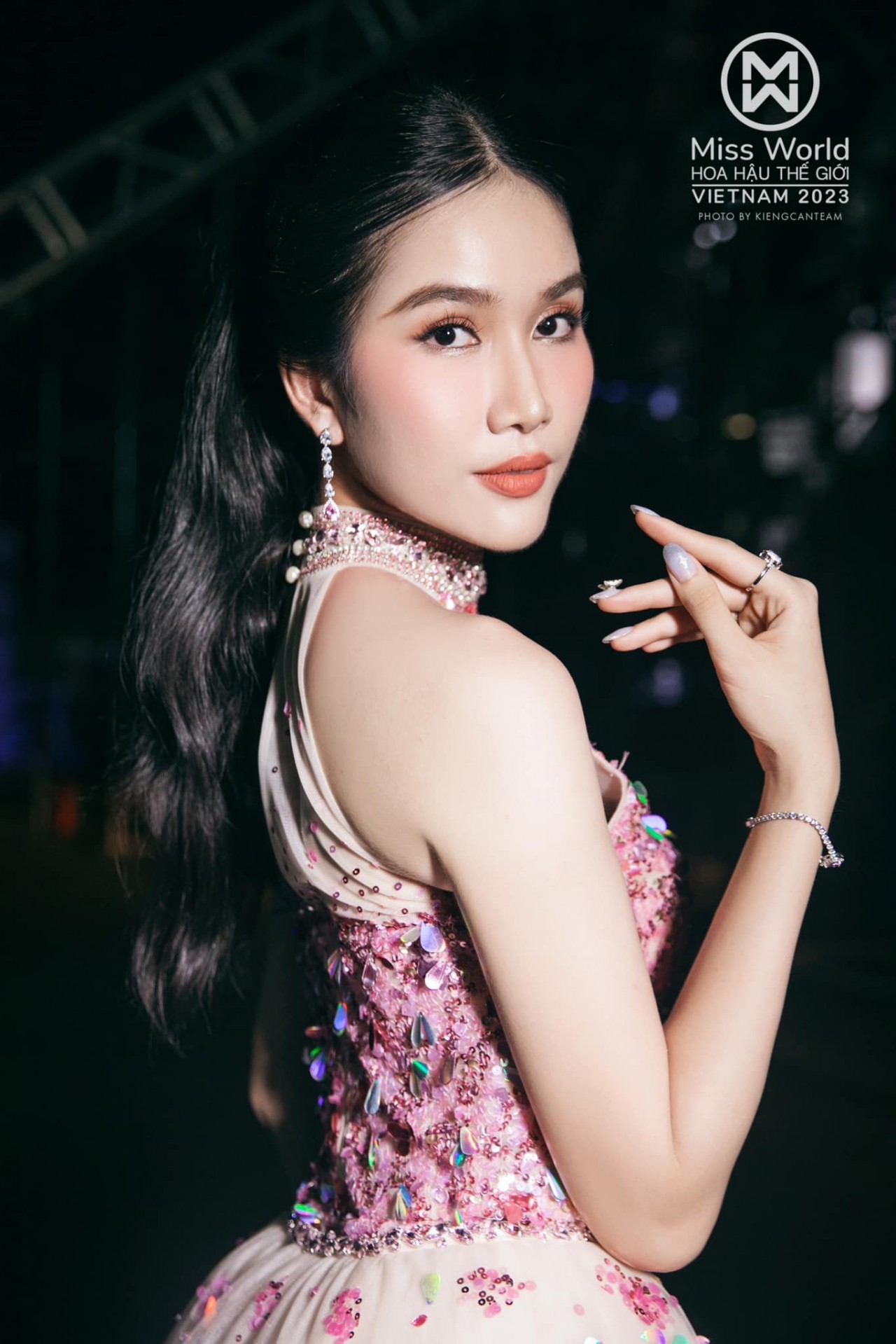 Á hậu Phương Anh khoe vóc dáng nuột nà, hút mắt