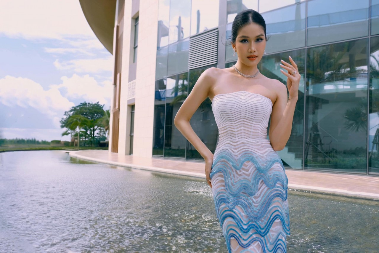Á hậu Phương Anh khoe vóc dáng nuột nà, hút mắt
