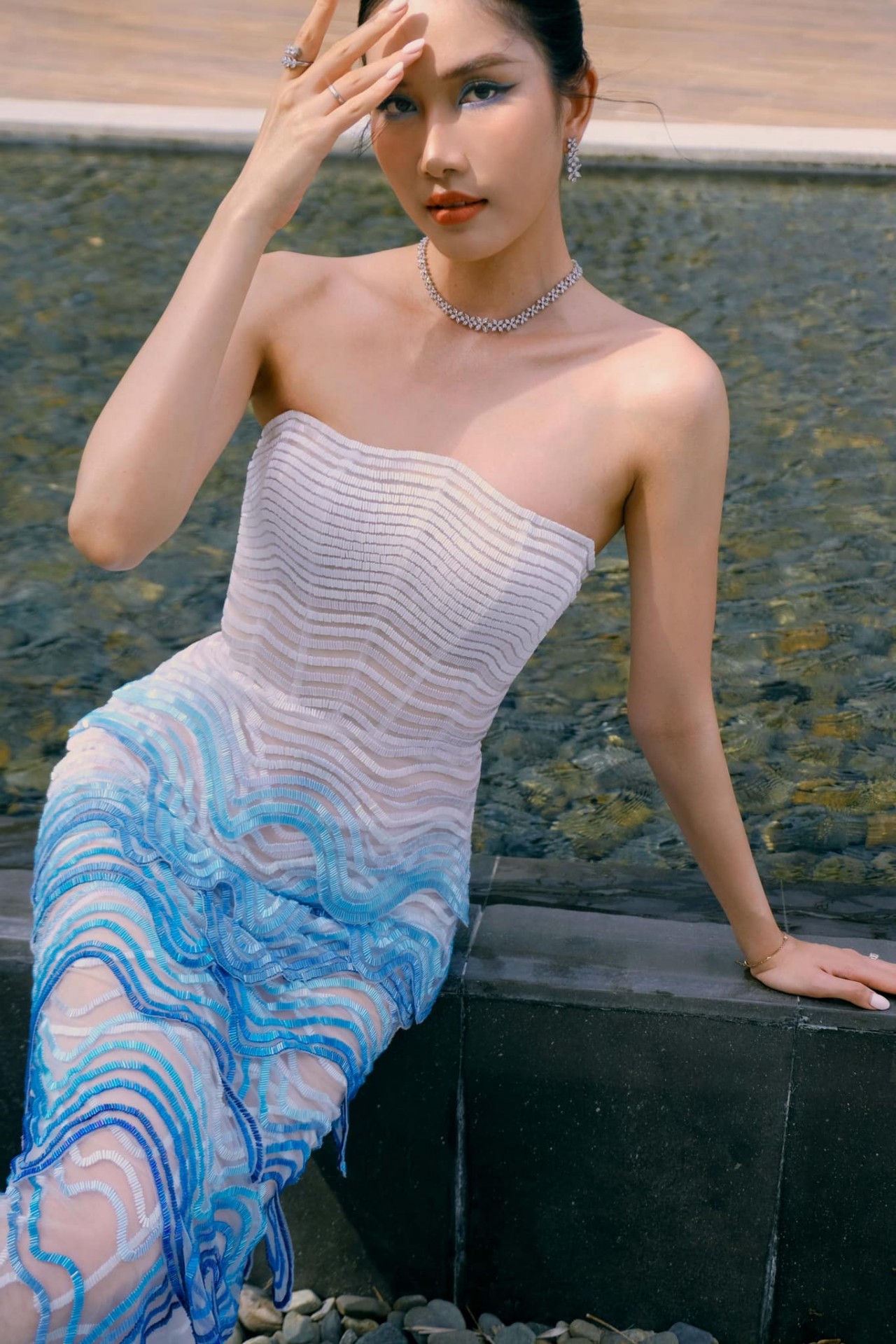 Á hậu Phương Anh khoe vóc dáng nuột nà, hút mắt