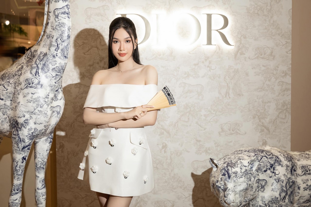 Á hậu Phương Anh khoe vóc dáng nuột nà, hút mắt